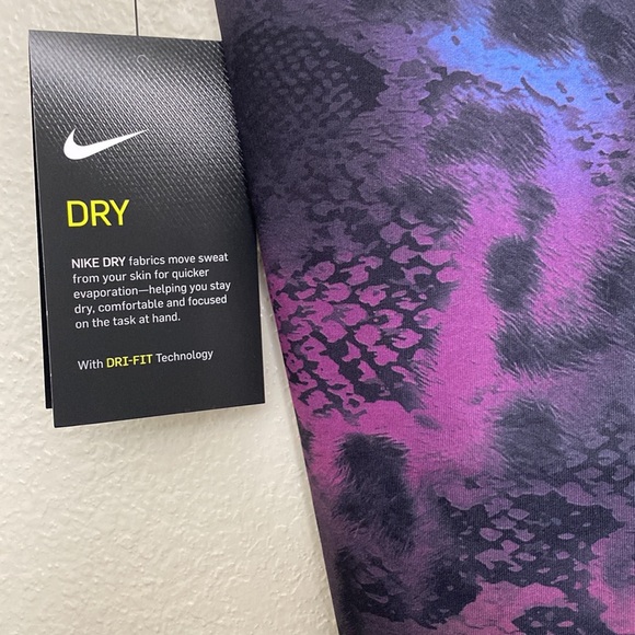 Nike Women’s Mid Rise Tight Fit 7”Length Shorts XXL - Picture 4 of 5